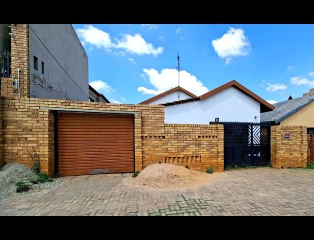 3 BEDROOM HOUSE FOR SALE IN PROTEA NORTH